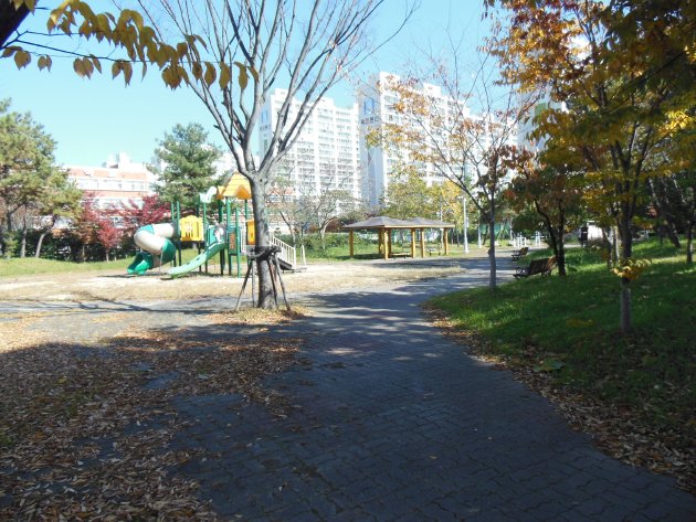 ヘオリ児童公園内の風景